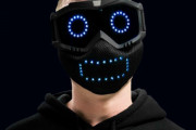 マスクをしていても感情がわかるしロボット気分を味わえる。LEDとスピーカー内蔵のスマートマスク