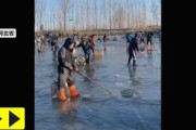 【動画】「この世の終わりだ！」「早く救助に来て！」中国・氷上釣り場の氷が割れ複数人落下…原因は“大胆な穴の開け方”？