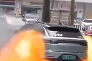 【動画】中国あるあるチャイナボカン、路上でまた電気自動車がドカ～ン！