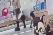 【動画】スカートの中を直で覗く変態男が撮られるｗｗｗｗｗ