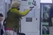 韓国人「韓国の地下鉄で発生した銃撃事件映像」
