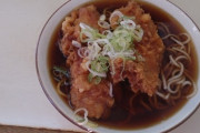 【巨大唐揚げ】千葉県JR我孫子駅内にある立ち食いそば屋「弥生軒」って知ってるか？？？？？？？？（画像あり）