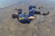 【地面まで数十秒】てんかん持ちの男性がスカイダイビング中に気絶！その結果……