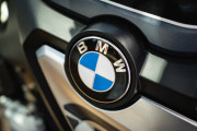 【悲報】BMWの車に服を擦ってしまったZ世代、人生が終わる