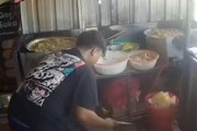 【動画】車に突っ込まれた店の従業員が熱した油を浴びてしまう。
