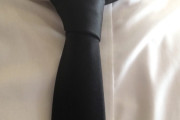 助けろ、ネクタイいつもこんなんなる