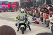 【動画】子供を派手にはねたのに自分の事ばかり気にする女性警官。