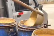 【動画】中国、地溝油回収業者のお仕事ぶりがこちら！下水から油を汲み上げる様子～！