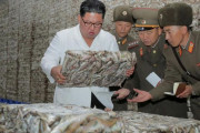 金正恩委員長が日本海側に建設された北朝鮮軍の水産物加工場を視察…「水産も大豊漁になりそうだ」！