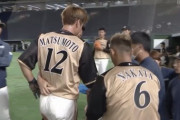 日ハム松本が二塁ベース上で野手と交錯　ベンチ裏に下がる