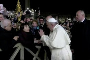 【悲報】ローマ教皇、女性に腕を引っ張られブチギレる