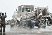 韓国空軍が特別除雪作戦を実施…戦闘機エンジンを搭載した特殊除雪車「SE-88」が活躍！