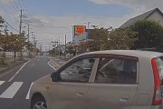 【動画】男さん、イキってクラクションを鳴らすも逆ギレされて無言の逃走…