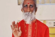 78年間絶食したという有名なインドの僧侶、服の中に食べ物を隠していたことが発覚