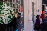 アメリカ人「価格が高いだけのスタバでコーヒー飲んでるやつバカだろ😅」→スタバ大量閉店☕
