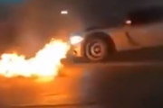 車はすぐ燃えるって知ってるか？火の周りを走る遊びをしている奴らに悲劇が。海外の反応