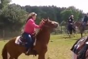 絶対に乗られたくない強い意思を感じる。馬に乗った女性の悲劇。海外の反応