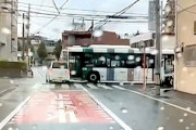【福岡】「止まれ」無視の軽自動車乗り、西鉄バスと衝突してしまうドラレコ。