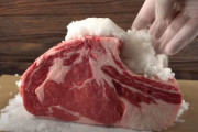 【動画あり】アメリカ人、ステーキ肉を1kgの味の素で包んで熟成させてしまうｗｗｗｗｗｗｗｗｗｗｗｗｗｗ