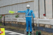【何これ怖い！】道路工事の旗振りロボットって目動く？