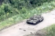 【動画】それ見えないんだ。丸見えの対戦車地雷に突っ込んでしまうロシア軍の戦車を空撮。