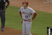 大谷翔平、第3打席で左足に死球を受けるもプレー続行