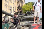 【動画】ロシア内戦、ロストフ中心部ではワグネルの戦車が写真撮影スポットに。