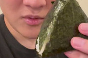 【恐怖】人気YouTuberトミックさん、コンビニおにぎりに寄生虫が入っている旨の動画をあげてしまう…