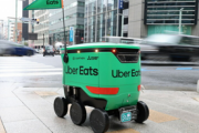 【注目】これから注文したゲームはロボットで届く　Uber Eatsロボット配送が6日にスタート、雨の中でも懸命に運ぶロボットの様子を見てきた