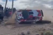 アルゼンチン・ミナ・クラベロで起きたラリーカーの大クラッシュ。車がコントロールを失い複数回転して観客席エリアに突入