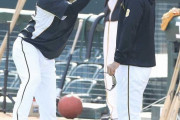 怪物にメス！阪神・井上HCが試合前の佐藤輝に身振り手振りでアドバイス　2試合連続3三振と小さな「壁」