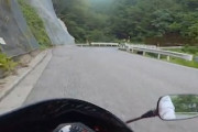 【動画】下手というレベルじゃない対向車に突っ込まれかけたバイク乗りの車載。