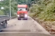 トラックに突っ込まれるのを鬼バックで回避した運転手のGJ動画。