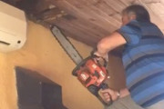 【恐怖】屋根のDIYにチェーンソーを持ち出したパパさんの失敗が(((ﾟДﾟ)))