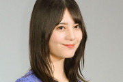 ＜日向坂46小坂菜緒＞「インコ」に変身！？　イメチェンに「こさかなはどんなメークでも似合う」「透明感すごい」