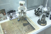 【画像】サターンVロケットや隕石など、宇宙ファンのコレクションが約100点を集めた「アポロ展」が開催ｗｗｗｗｗ