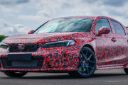 新型「シビック タイプR」先行公開！ オーバーフェンダーや大型リヤウイング、ブレンボキャリパーで武装