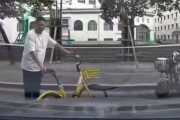 【動画】中国怖い…交通トラブルで車にウザ絡みした自転車の男性がブチ切れした運転手に何度も轢かれる…