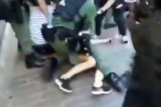 【動画】香港警察さん、文具を買おうとしただけの12歳少女の髪をつかみ引き倒して数人かがりで制圧してしまう…