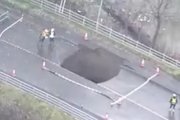北海道で道路が陥没、車が落ちた穴がデカすぎてガチでやばい