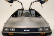 『BTTF』のデロリアン、2022年内にEVとして復活！