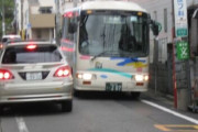 ただでさえ幅の狭い道に最近よく、少ししか寄せずに停めている業者の車がある。先日その車の横をこすらないように慎重に走っていたら…
