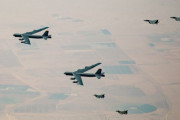 米空軍のB-52戦略爆撃機とF-16戦闘機が編隊飛行…中東地域での安全保障を提供！
