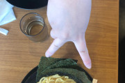 女子さん「初めて家系ラーメンにきたよ！（ﾊﾟｼｬ）」