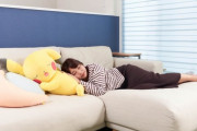 ピカチュウとゲンガーがすやすや眠っているぬいぐるみ「ポケモン すやすやフレンド おうちでリラックス」が2021年4月に発売！　大きめのサイズだから抱き心地が良さそう！