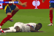 ◆悲報◆仏代表FWコロムアニさん、西代表ナチョの左手が上から降ってきて地面にプレスされてしまう😭