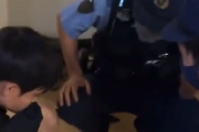 【動画】空き巣に入って警察に捕まったガキ、ビビってめちゃくちゃ震えてしまう