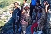【動画】岩山の頂上で記念撮影していたハイカーが150m落下して亡くなる。ガイドは逮捕。