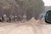 【衝撃】超至近距離から戦車の主砲をくらってしまったウクライナの兵士たち。