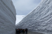 海外「マリオカートのステージは現実の日本に存在したのか！？」立山黒部アルペンルートの”雪の大谷”に外国人が驚愕！！